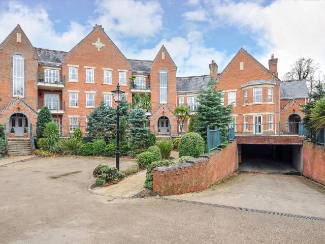 Apartment for rent in Row Town, Surrey