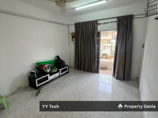 Flat for sale in Malaka
