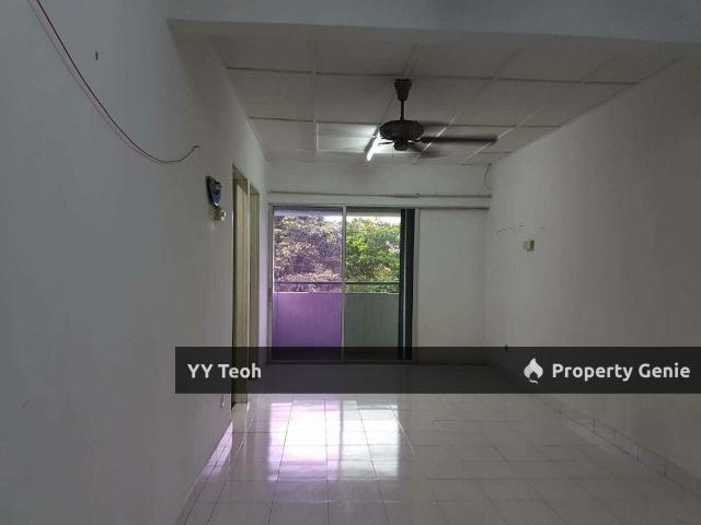 Flat for sale in Malaka