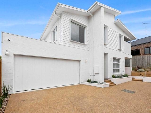 Townhouse for sale in Ocean Grove, Victoria