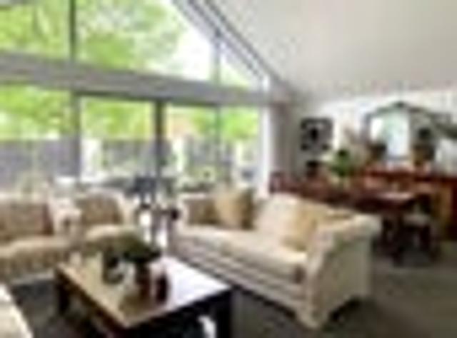 Townhouse for rent in Chaslands, Canterbury