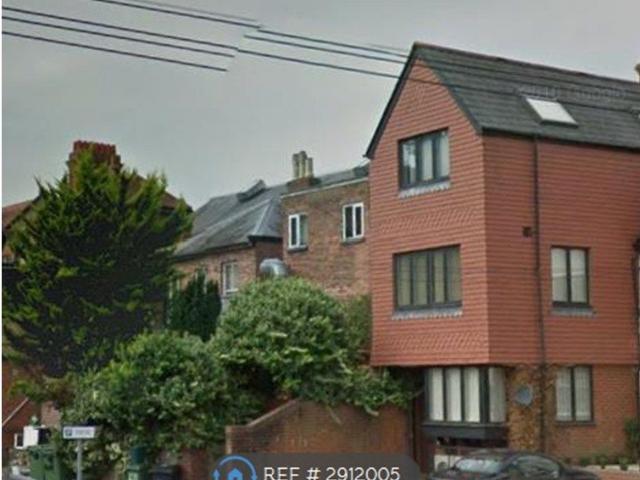 Studio for rent in Tower Hill, Pachesham Park