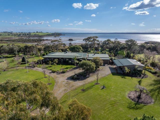 Cottage for sale in Corinella, Victoria