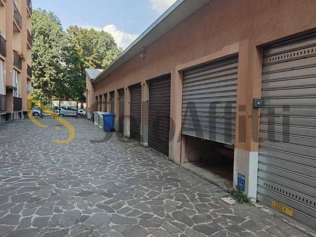 Box in affitto a Pont, Desio