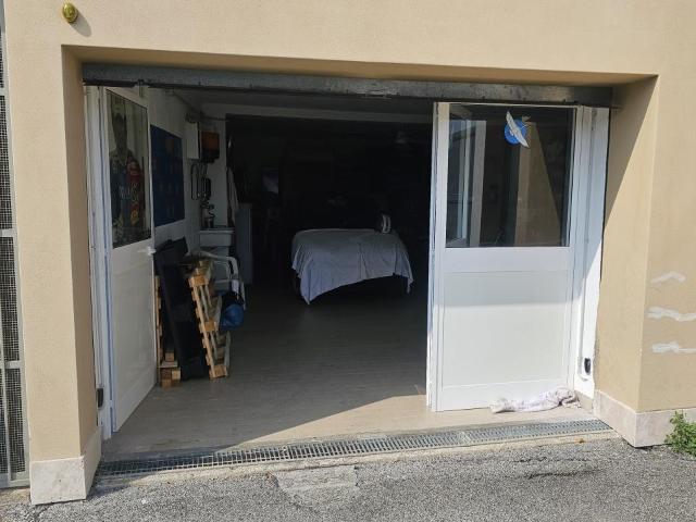 Box in vendita a Avegno, Testana