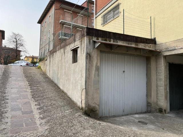 Box in vendita a Unione dei comuni del Distretto Ceramico, Maranello