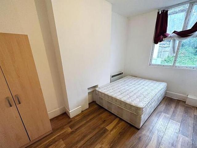 House for rent in London Borough of Croydon, Cat Hill