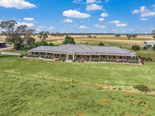 Cottage for sale in Echuca West, Victoria