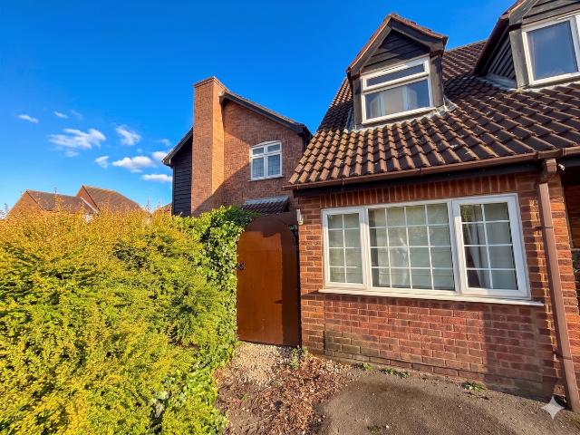 Apartment for rent in Elm Park, Greater London