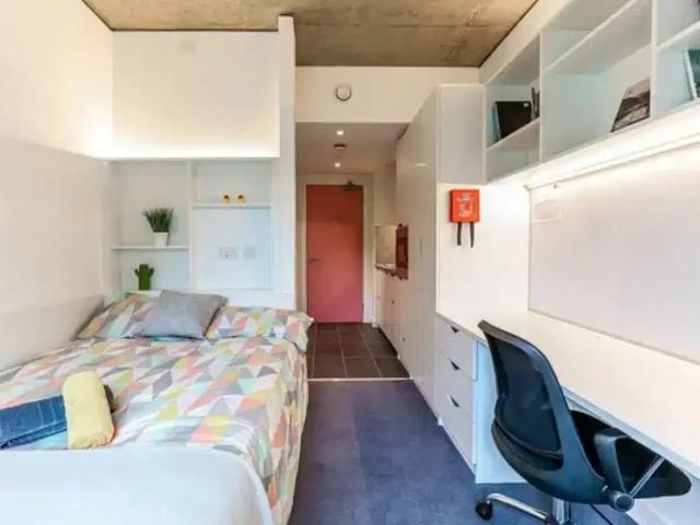 Apartment for rent in Row Town, Surrey