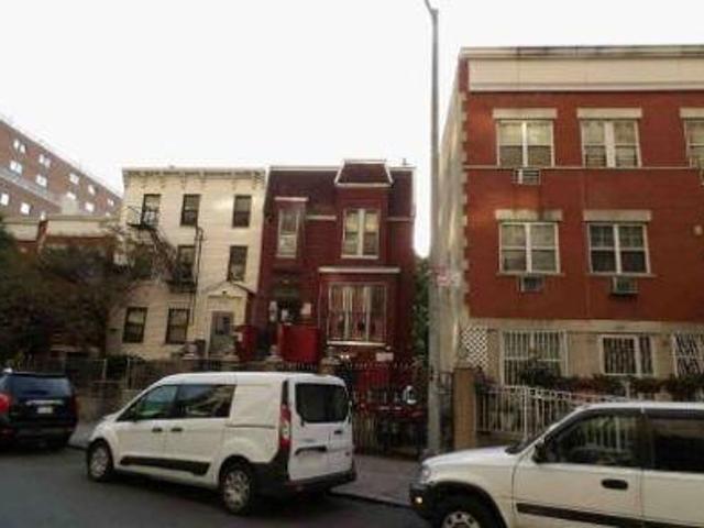 House for sale in The Bronx, Arverne
