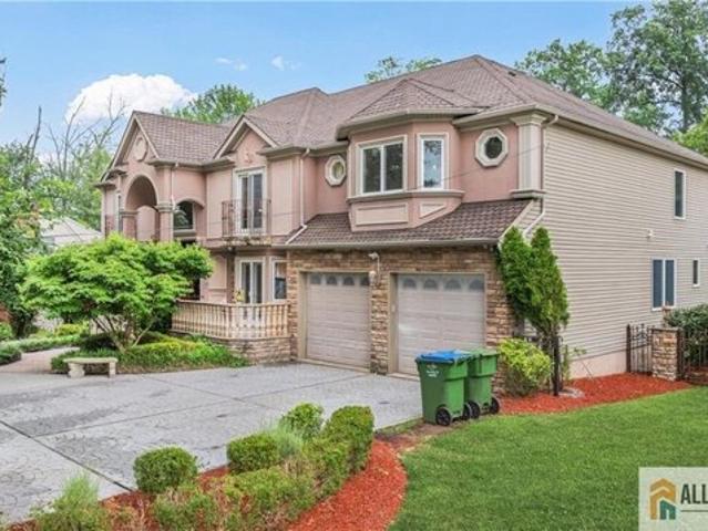 House for sale in Edison
