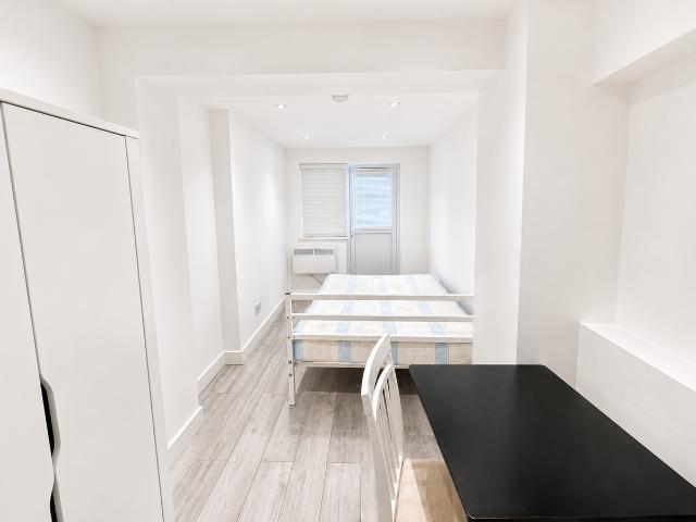 Room for rent in Pooley Green, Row Town