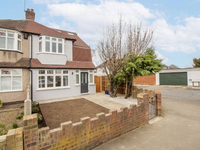 Room for rent in Whitton, Greater London