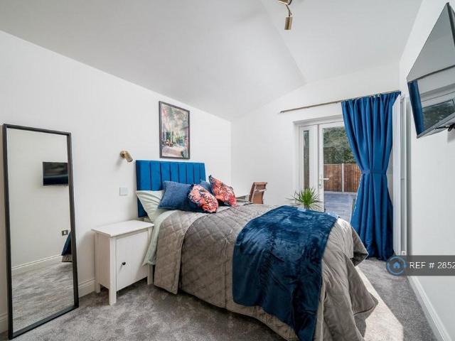House for rent in London Borough of Hounslow, Greater London