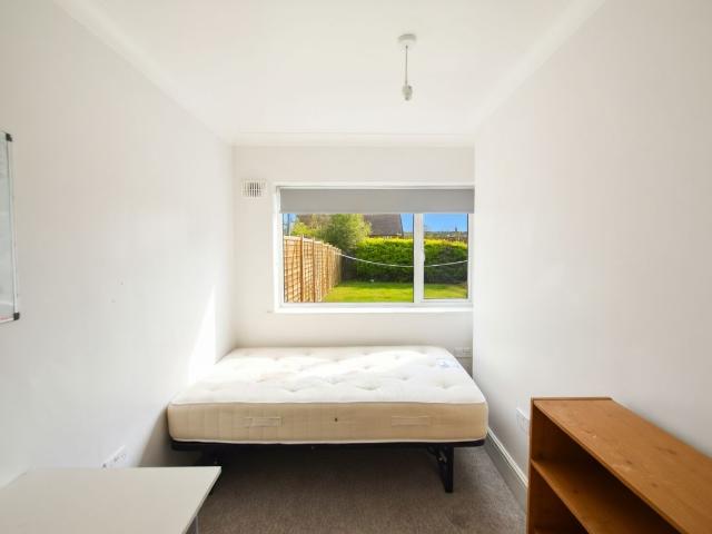 Room for rent in Westborough, Surrey