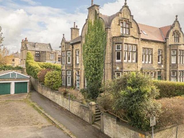 House for sale in Huddersfield, West Yorkshire