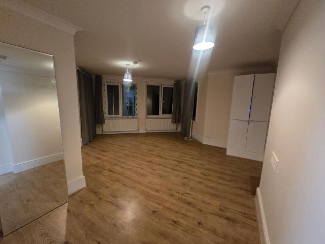 Apartment for rent in The Wrythe, Greater London