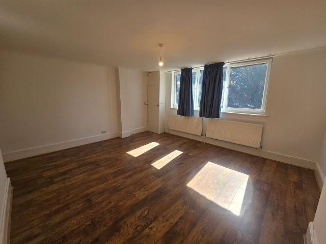Apartment for rent in The Wrythe, Greater London