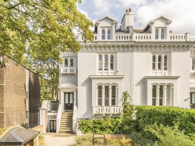 Apartment for rent in Clapham Park, Greater London