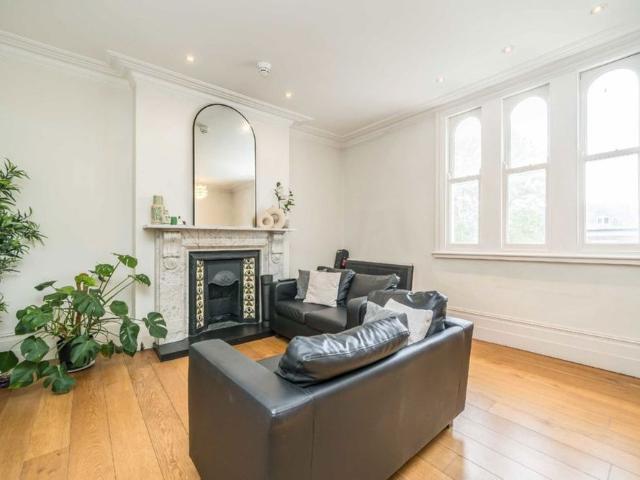 Apartment for rent in Clapham Park, Greater London