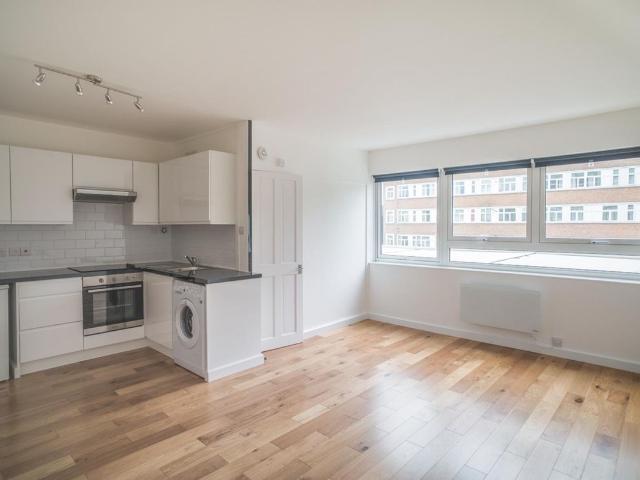 Studio for rent in Brownswood Park, Stoke Newington
