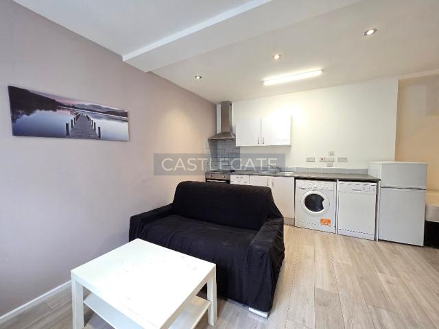 Studio for rent in Highfields, Huddersfield