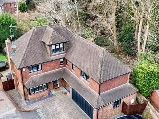House for sale in Ashtead Park, Pachesham Park
