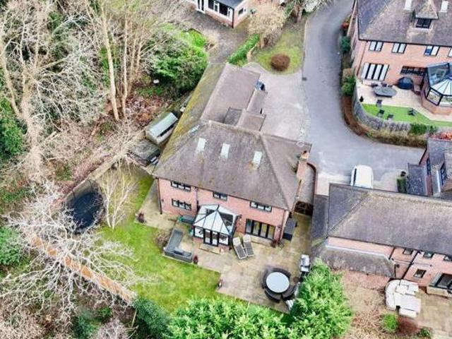 House for sale in Ashtead Park, Pachesham Park