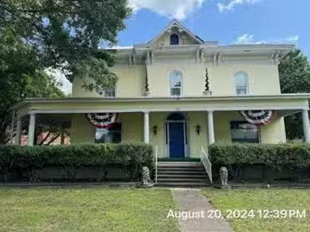 House for sale in Elyria