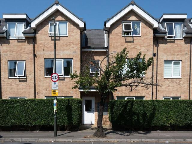 Apartment for rent in London Borough of Merton, Collier's Wood
