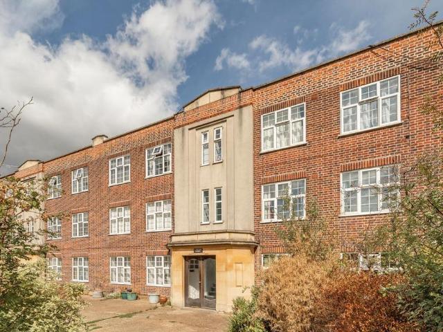 Apartment for rent in St Margarets, Greater London