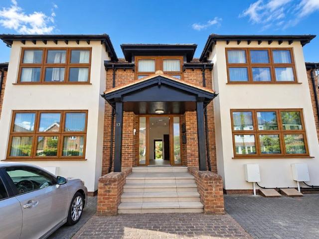 Apartment for rent in Row Town, Surrey