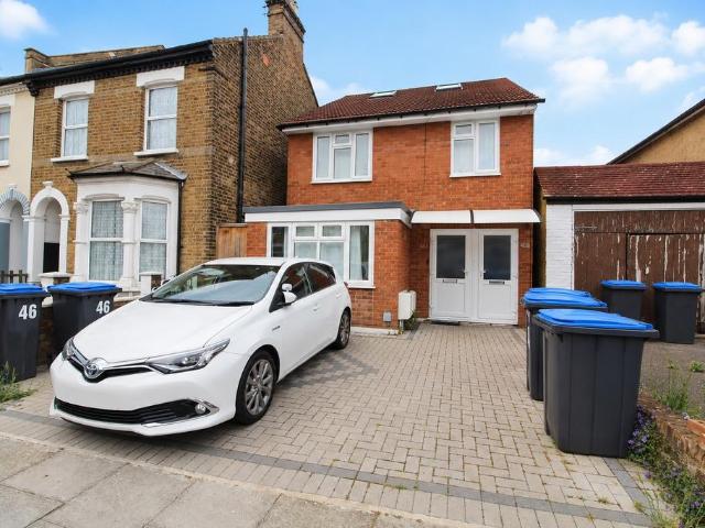 Apartment for rent in Freezywater, Greater London