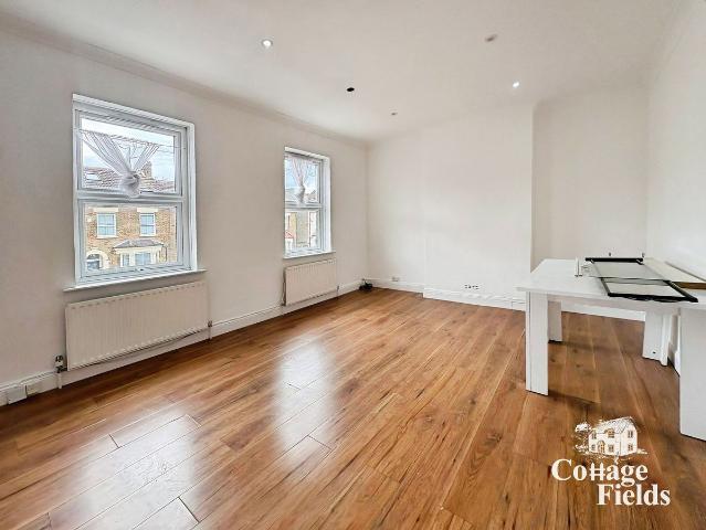 Apartment for rent in Freezywater, Greater London