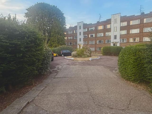 Apartment for rent in The Wrythe, Greater London