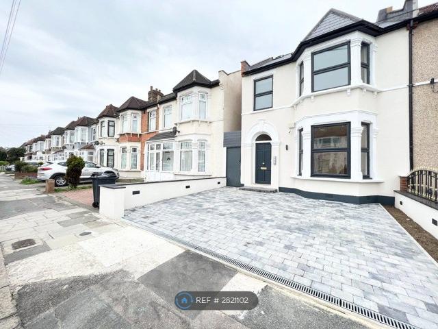 Room for rent in Loxford, Seven Kings