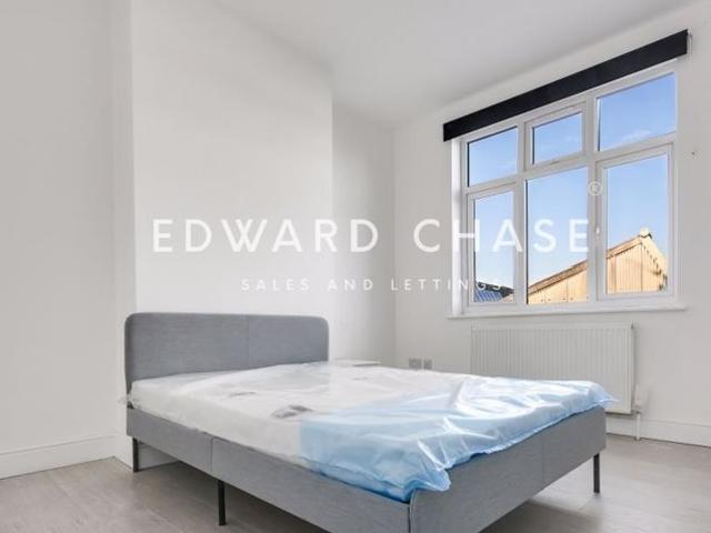 Room for rent in Loxford, Greater London