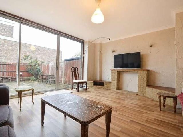 Townhouse for rent in Stanwell, Spelthorne