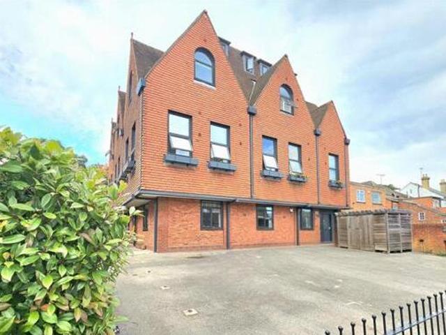 House for sale in Heol-las, Surrey