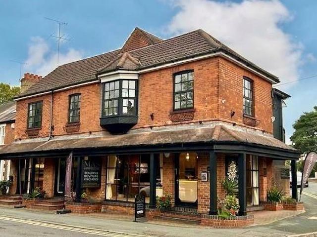 House for sale in Heol-las, Surrey