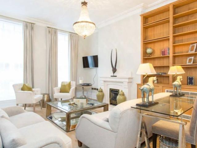 Townhouse for rent in Mayfair, Greater London