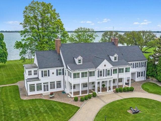 House for sale in Grosse Ile