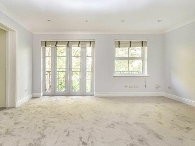 Apartment for rent in Shepherd's Hill, Cat Hill