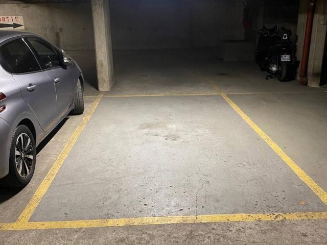 Garage vente à Paris, Quartier de la Plaine-de-Monceau