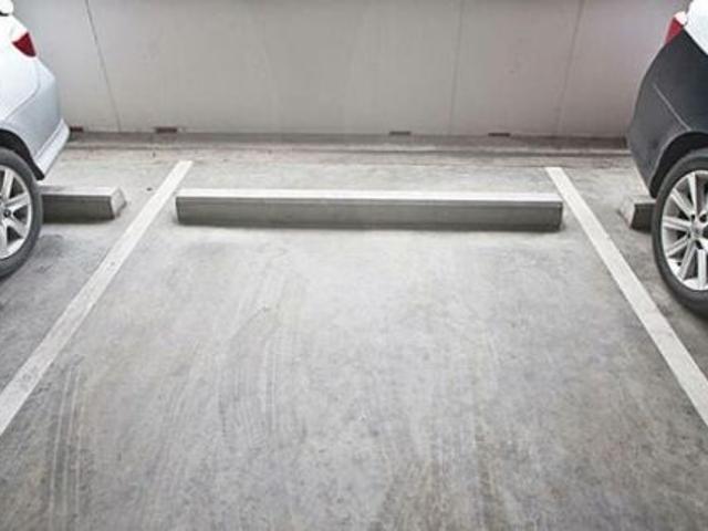 Garage kaufen in Einigen, Zürich
