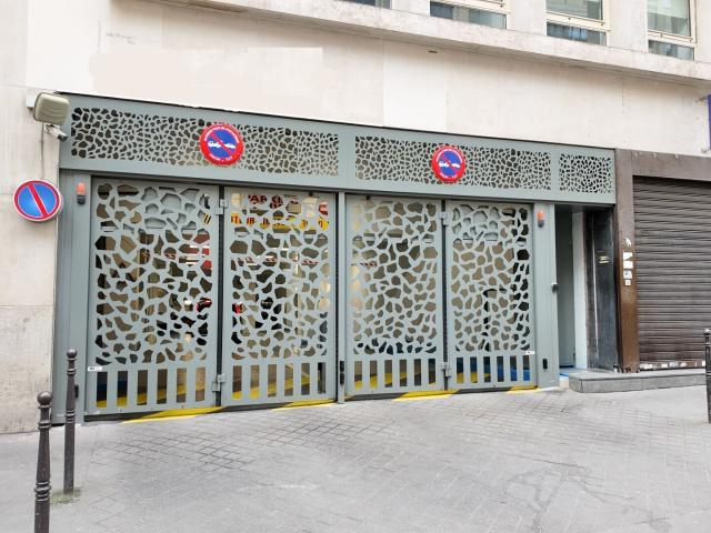 Garage vente à Paris, Quartier de la Madeleine