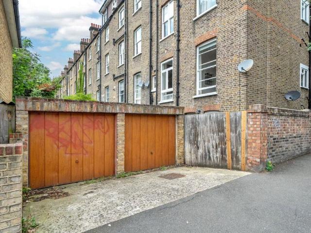 Park Home for rent in Kilburn, Greater London