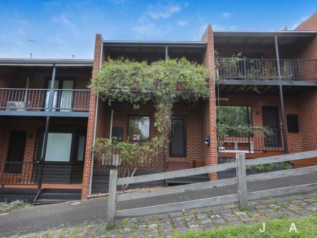Townhouse for rent in Kensington, Melbourne