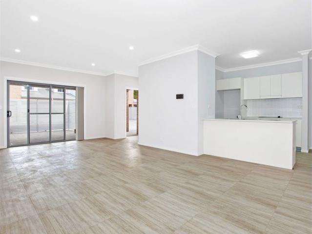 Townhouse for rent in Wollongong West, New South Wales